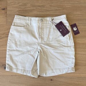 NWT Gloria Vanderbilt Women's Cream Shorts